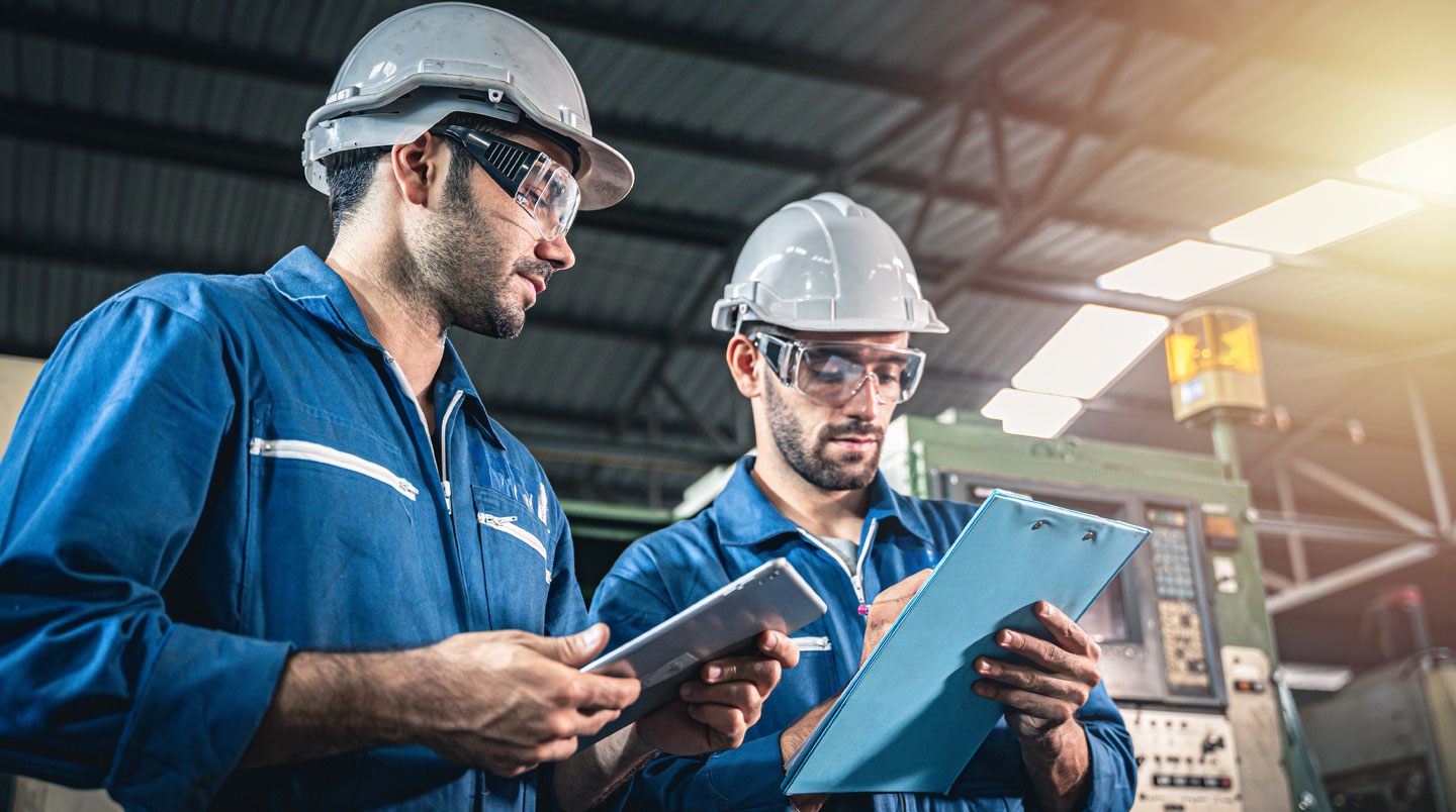 Technicien spécialisé effectuant une intervention de maintenance sur transformateur électrique industriel avec équipements de mesure professionnels
